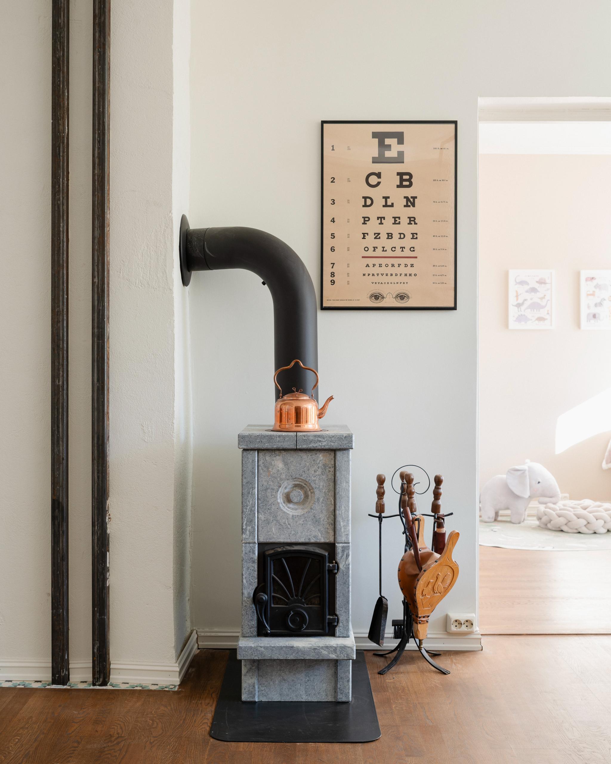 I 2024 ble det monter ny klebersteinsovn i stuen/gangen.